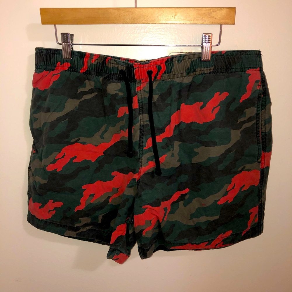 🌶🌶Men’s H&M camo swim trunks. Size L. NWT.